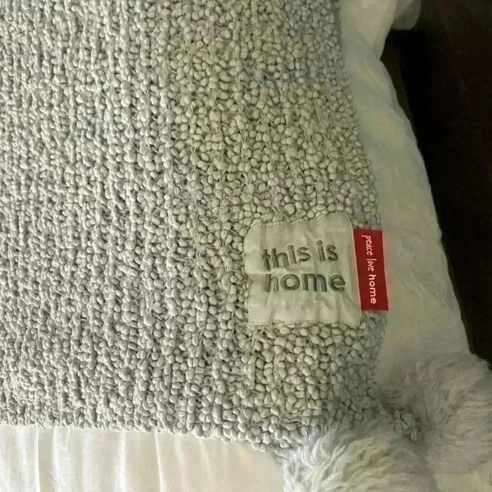 Throw Oversize knit w Pom Pom’s grey from Peace love world 52x84 -